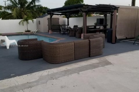 House in Miami, Florida 4 bedrooms, 169.45 sq.m. № 1971361 - photo 12