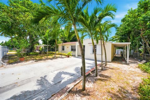Villa ou maison à louer à Miami, Floride: 3 chambres, 142.05 m2 № 2307448 - photo 2