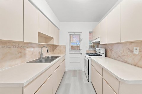 Villa ou maison à louer à Miami, Floride: 3 chambres, 142.05 m2 № 2307448 - photo 12