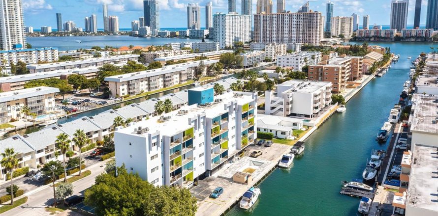 Villa ou maison à North Miami Beach, Floride 1 chambre, 69.68 m2 № 1823593
