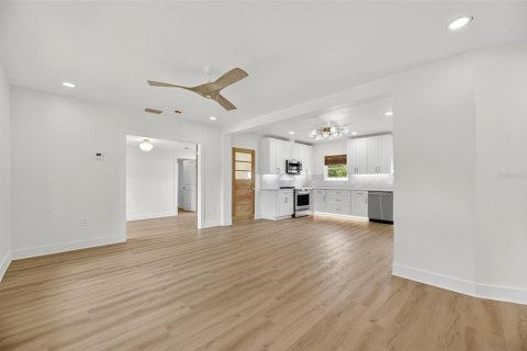 Casa en alquiler en Saint Petersburg, Florida, 3 dormitorios, 125.7 m2 № 1918122 - foto 5