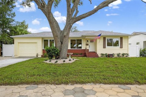 Casa en alquiler en Saint Petersburg, Florida, 3 dormitorios, 125.7 m2 № 1918122 - foto 1