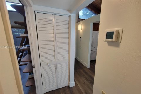 Townhouse in Miami, Florida 2 bedrooms, 100.33 sq.m. № 1987875 - photo 20