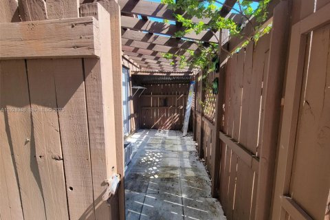 Townhouse in Miami, Florida 2 bedrooms, 100.33 sq.m. № 1987875 - photo 5