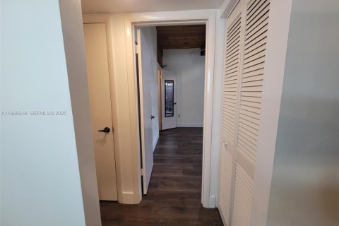 Townhouse in Miami, Florida 2 bedrooms, 100.33 sq.m. № 1987875 - photo 14