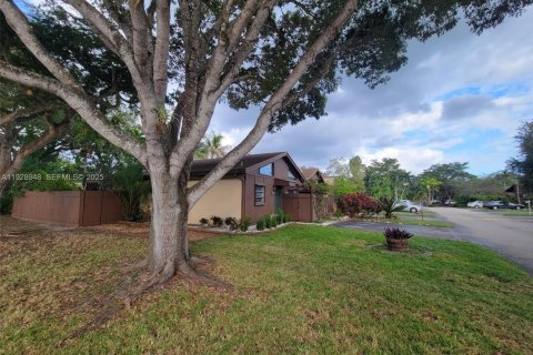 Townhouse in Miami, Florida 2 bedrooms, 100.33 sq.m. № 1987875 - photo 1