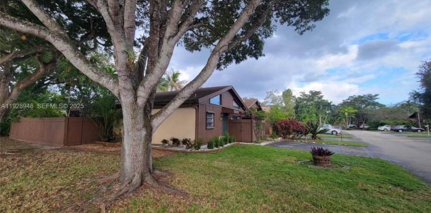 Townhouse in Miami, Florida 2 bedrooms, 100.33 sq.m. № 1987875