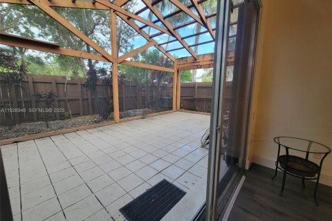 Townhouse in Miami, Florida 2 bedrooms, 100.33 sq.m. № 1987875 - photo 28