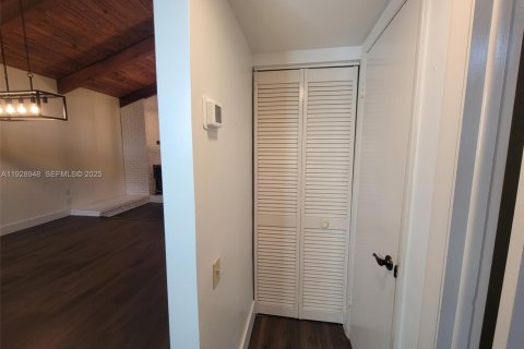 Townhouse in Miami, Florida 2 bedrooms, 100.33 sq.m. № 1987875 - photo 24