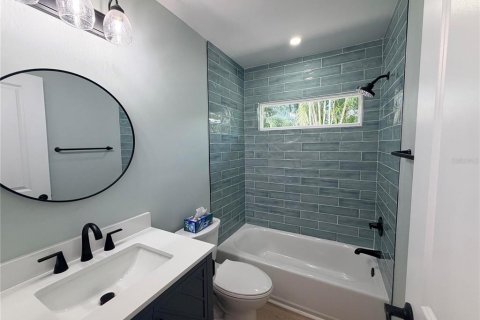 House in Bradenton, Florida 3 bedrooms, 132.29 sq.m. № 2349599 - photo 13