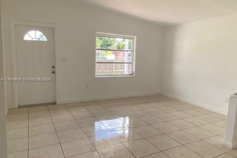 House in North Miami, Florida 5 bedrooms, 126.9 sq.m. № 2030687 - photo 2