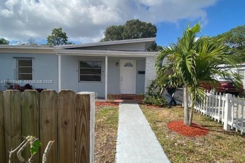 House in North Miami, Florida 5 bedrooms, 126.9 sq.m. № 2030687