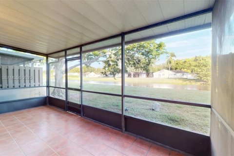 Снять в аренду таунхаус в Купер-Сити, Флорида 3 спальни, 138.24м2, № 1988609 - фото 4