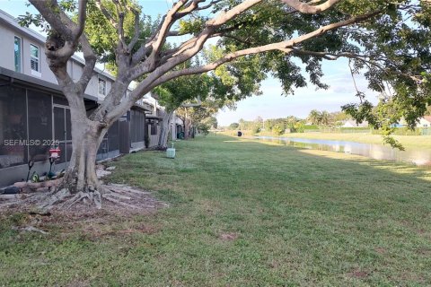 Снять в аренду таунхаус в Купер-Сити, Флорида 3 спальни, 138.24м2, № 1988609 - фото 2