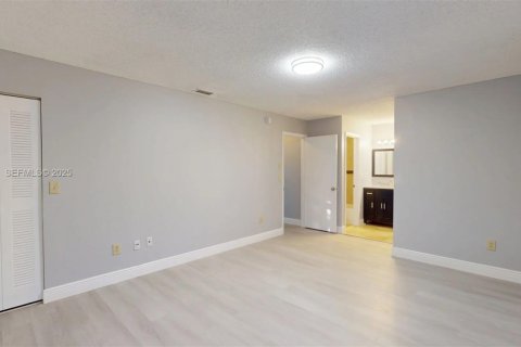 Снять в аренду таунхаус в Купер-Сити, Флорида 3 спальни, 138.24м2, № 1988609 - фото 6