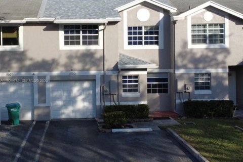 Снять в аренду таунхаус в Купер-Сити, Флорида 3 спальни, 138.24м2, № 1988609 - фото 1