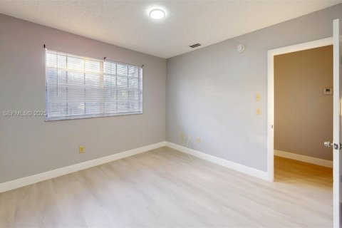 Снять в аренду таунхаус в Купер-Сити, Флорида 3 спальни, 138.24м2, № 1988609 - фото 19