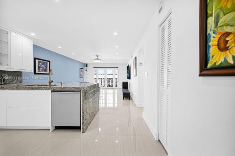 Condominio en venta en Hallandale Beach, Florida, 2 dormitorios, 85.47 m2 № 1956289 - foto 15