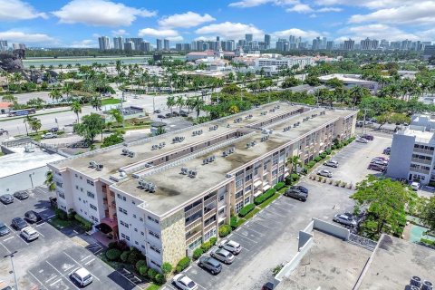 Condominio en venta en Hallandale Beach, Florida, 2 dormitorios, 85.47 m2 № 1956289 - foto 25
