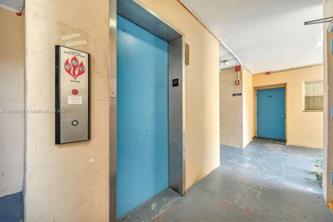 Condominio en venta en Hallandale Beach, Florida, 2 dormitorios, 85.47 m2 № 1956289 - foto 23