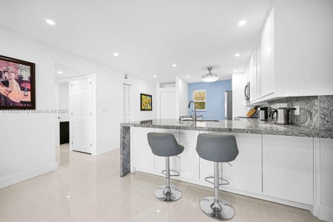 Condominio en venta en Hallandale Beach, Florida, 2 dormitorios, 85.47 m2 № 1956289 - foto 16