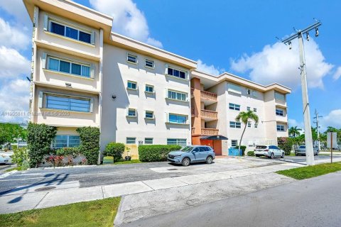Condominio en venta en Hallandale Beach, Florida, 2 dormitorios, 85.47 m2 № 1956289 - foto 1