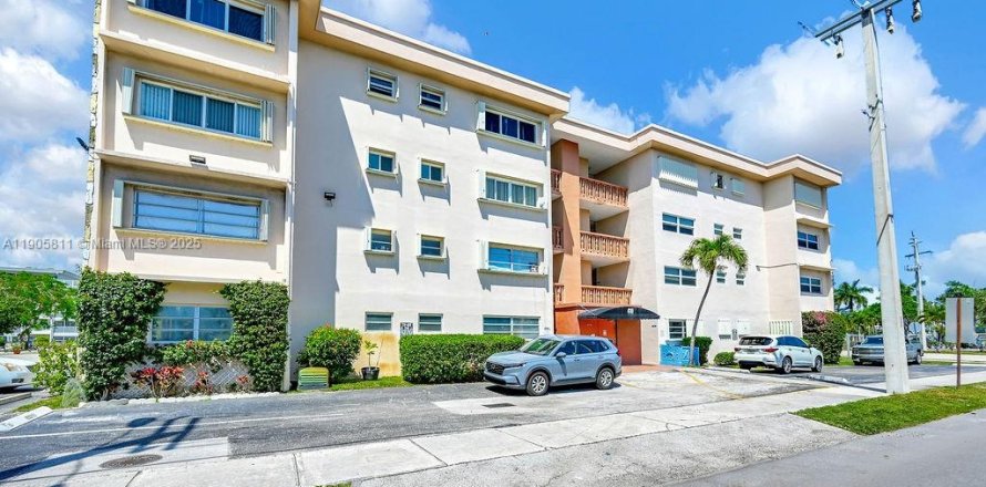 Condominio en Hallandale Beach, Florida, 2 dormitorios  № 1956289