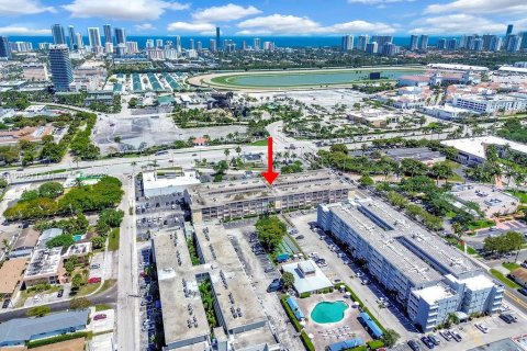 Condominio en venta en Hallandale Beach, Florida, 2 dormitorios, 85.47 m2 № 1956289 - foto 2