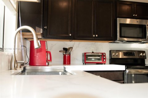 Villa ou maison à louer à Homestead, Floride: 4 chambres, 232.26 m2 № 2042252 - photo 11