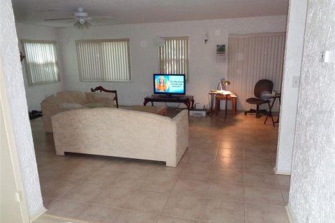 House in New Smyrna Beach, Florida 2 bedrooms, 117.06 sq.m. № 1765366 - photo 5