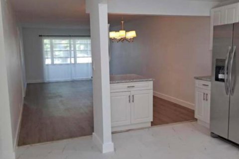 Condo in Margate, Florida, 2 bedrooms № 2250064 - photo 5