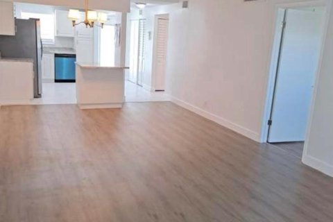 Condo in Margate, Florida, 2 bedrooms № 2250064 - photo 6