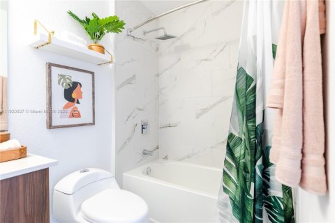 House in Miami, Florida 1 bedroom № 1975076 - photo 12