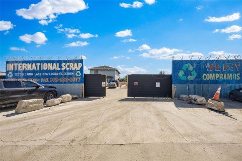Commercial property in Opa-locka, Florida № 1861931 - photo 2