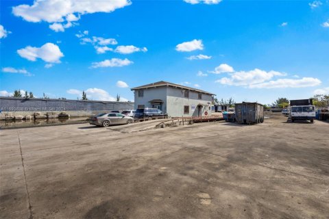 Commercial property in Opa-locka, Florida № 1861931 - photo 6