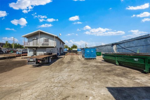 Commercial property in Opa-locka, Florida № 1861931 - photo 8