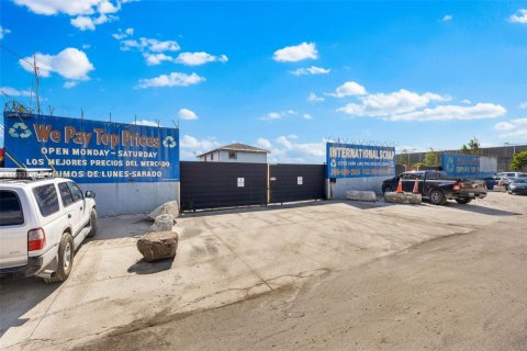 Commercial property in Opa-locka, Florida № 1861931 - photo 1