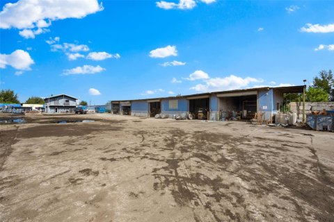 Commercial property in Opa-locka, Florida № 1861931 - photo 7