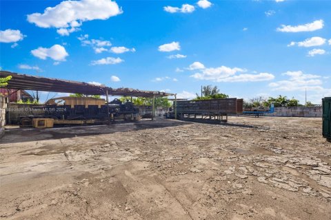 Commercial property in Opa-locka, Florida № 1861931 - photo 14