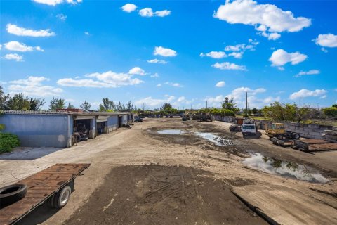 Commercial property in Opa-locka, Florida № 1861931 - photo 4