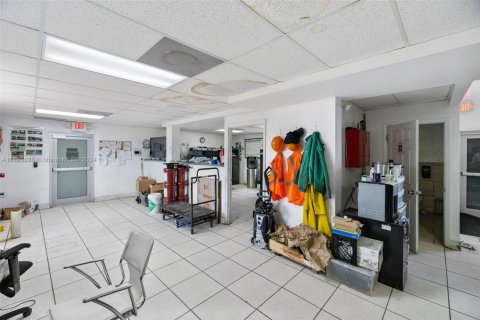 Commercial property in Opa-locka, Florida № 1861931 - photo 5