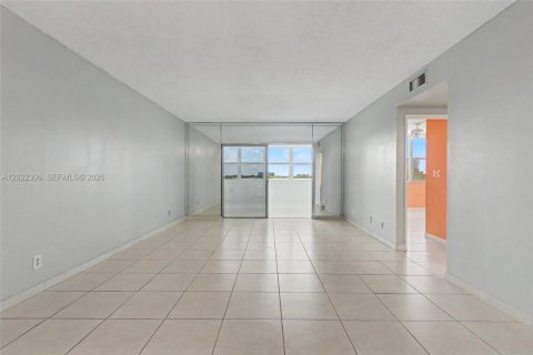 Condominio en venta en Hollywood, Florida, 1 dormitorio, 78.41 m2 № 2084899 - foto 2