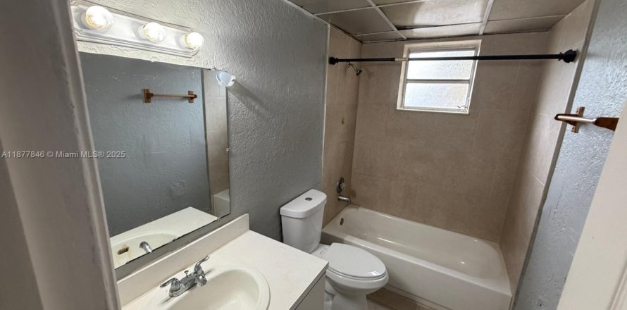 Condo in Hialeah, Florida, 2 bedrooms № 1922804