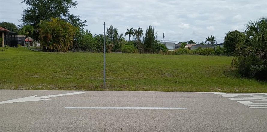 Land in Cape Coral, Florida № 2213575