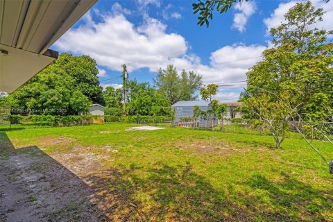 House in Miami Gardens, Florida 3 bedrooms, 138.42 sq.m. № 1728530 - photo 24