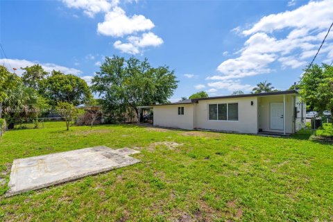 House in Miami Gardens, Florida 3 bedrooms, 138.42 sq.m. № 1728530 - photo 25