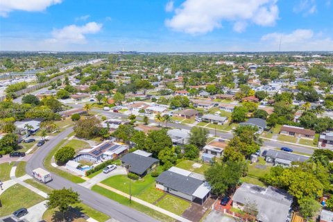 House in Miami Gardens, Florida 3 bedrooms, 138.42 sq.m. № 1728530 - photo 29