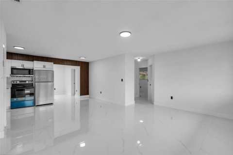 House in Miami Gardens, Florida 3 bedrooms, 138.42 sq.m. № 1728530 - photo 6