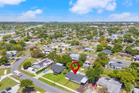 House in Miami Gardens, Florida 3 bedrooms, 138.42 sq.m. № 1728530 - photo 28