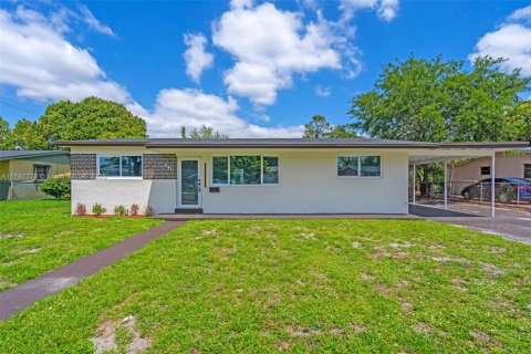 House in Miami Gardens, Florida 3 bedrooms, 138.42 sq.m. № 1728530 - photo 2